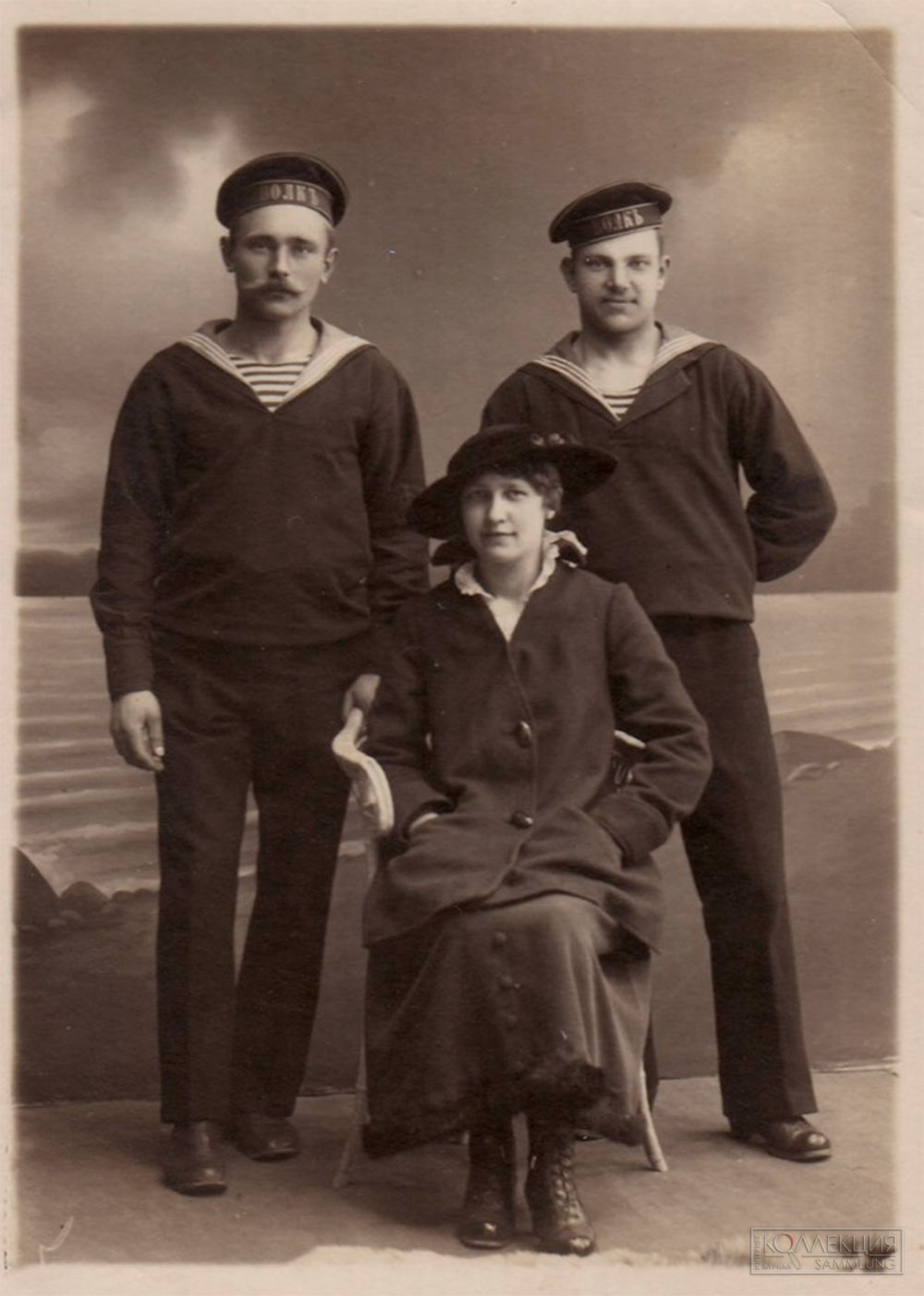 Два моряка с подводной лодки «Волк» с дамой. Май 1917 г. Фото с сети интернет