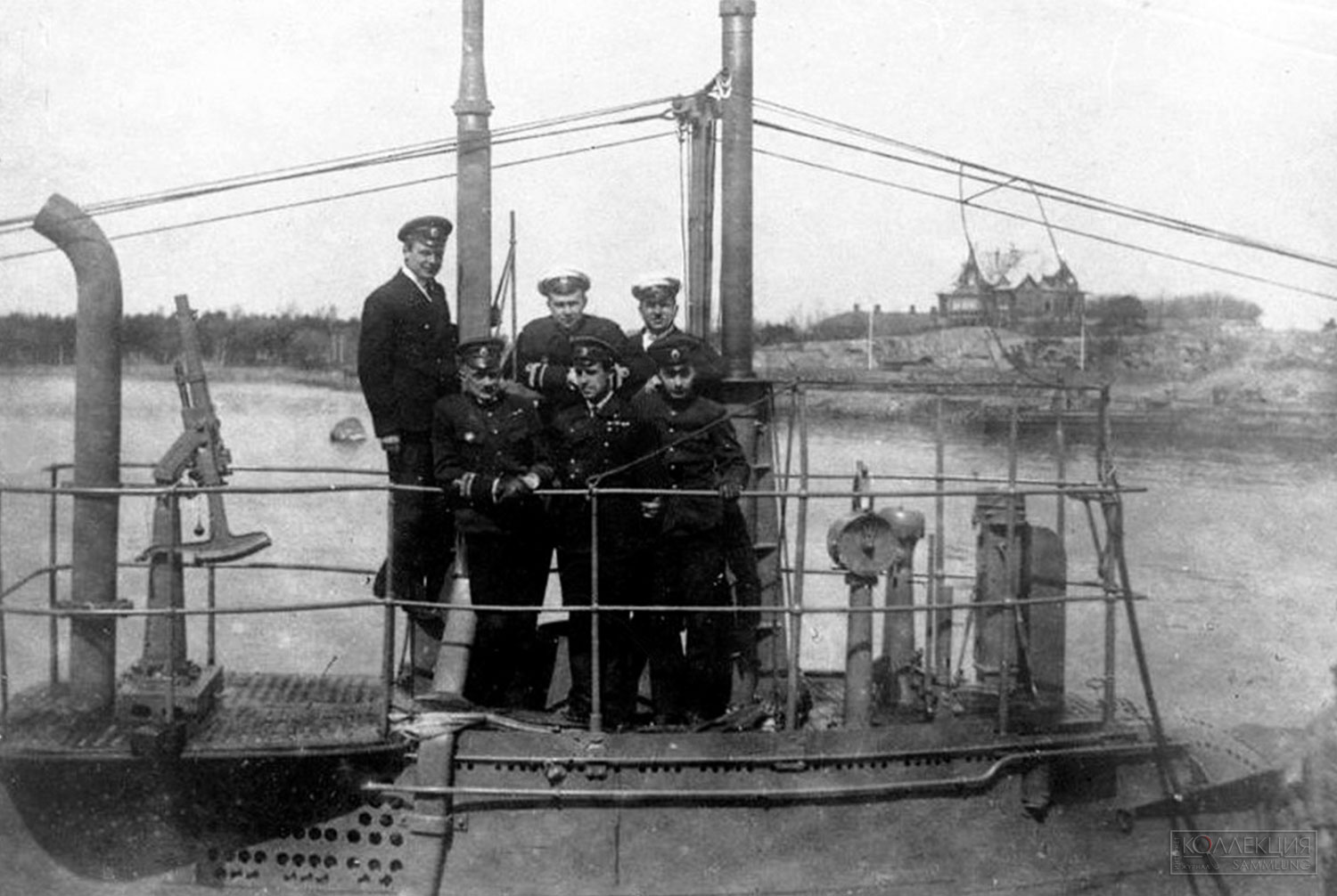 Группа офицеров на палубе подводной лодки «Волк». 1917 год. Первый в нижнем ряду командир лодки капитан 2-го ранга Мессер