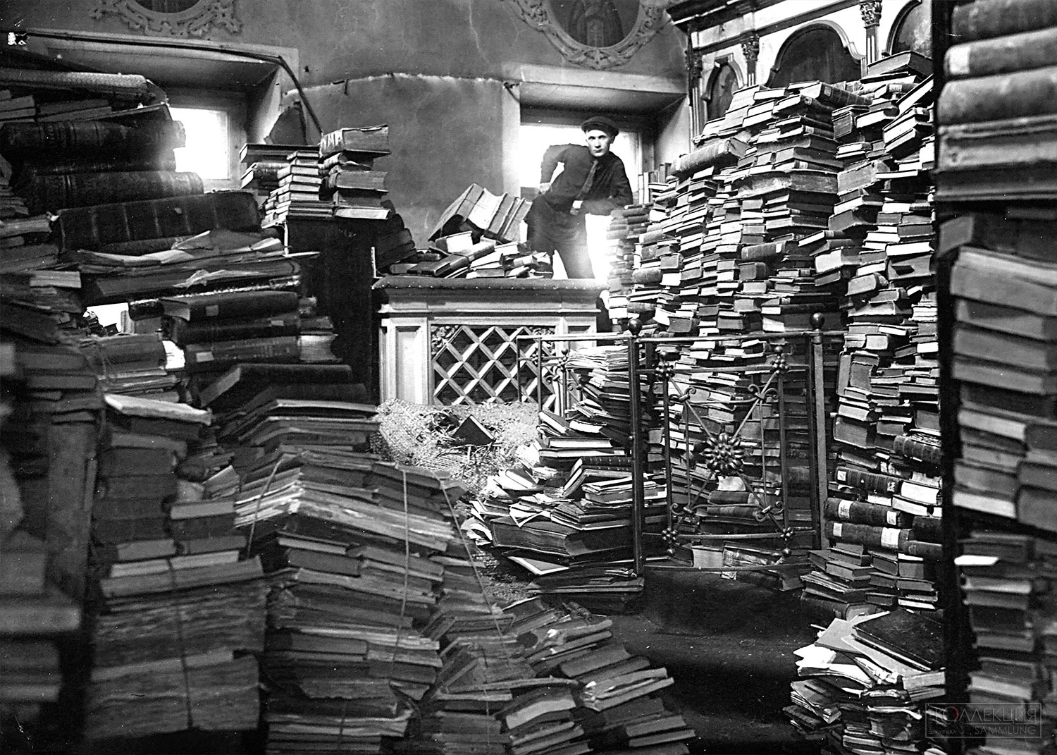 Неразобранные книги, свезённые в Библиотеку после революции 1917 года. Помещение бывшей усадебной церкви — храм Святителя Николая Чудотворца во дворе Библиотеки. 1930-е гг. Архив РГБ
