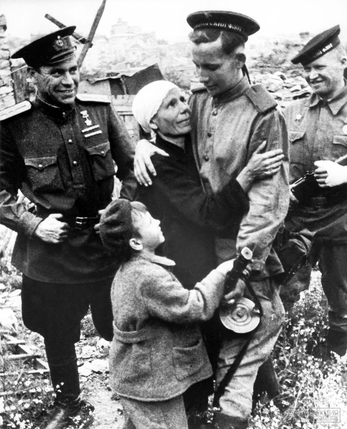 Участник обороны Севастополя комсомолец Д. Вольнов во время встречи с матерью и братом после окончания боёв, Севастополь, июнь 1944 года. Автор: