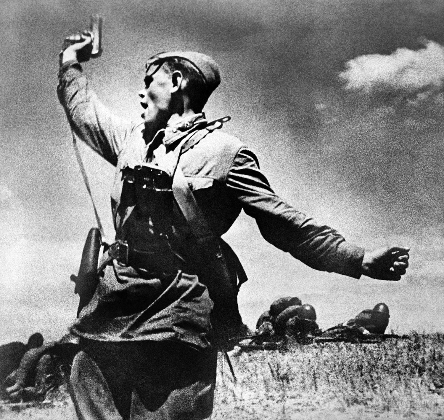 12.07.1942. СССР. Украинская ССР. Ворошиловградская область. Младший политрук 220-го стрелкового полка 4-й стрелковой дивизии 18-й армии Алексей Гордеевич Еременко (комбат), поднимающий солдат в атаку с пистолетом ТТ в руке, во время оборонительных боёв у села Хорошего Славяносербского района в ходе Великой Отечественной войны. Макс Альперт/ТАСС