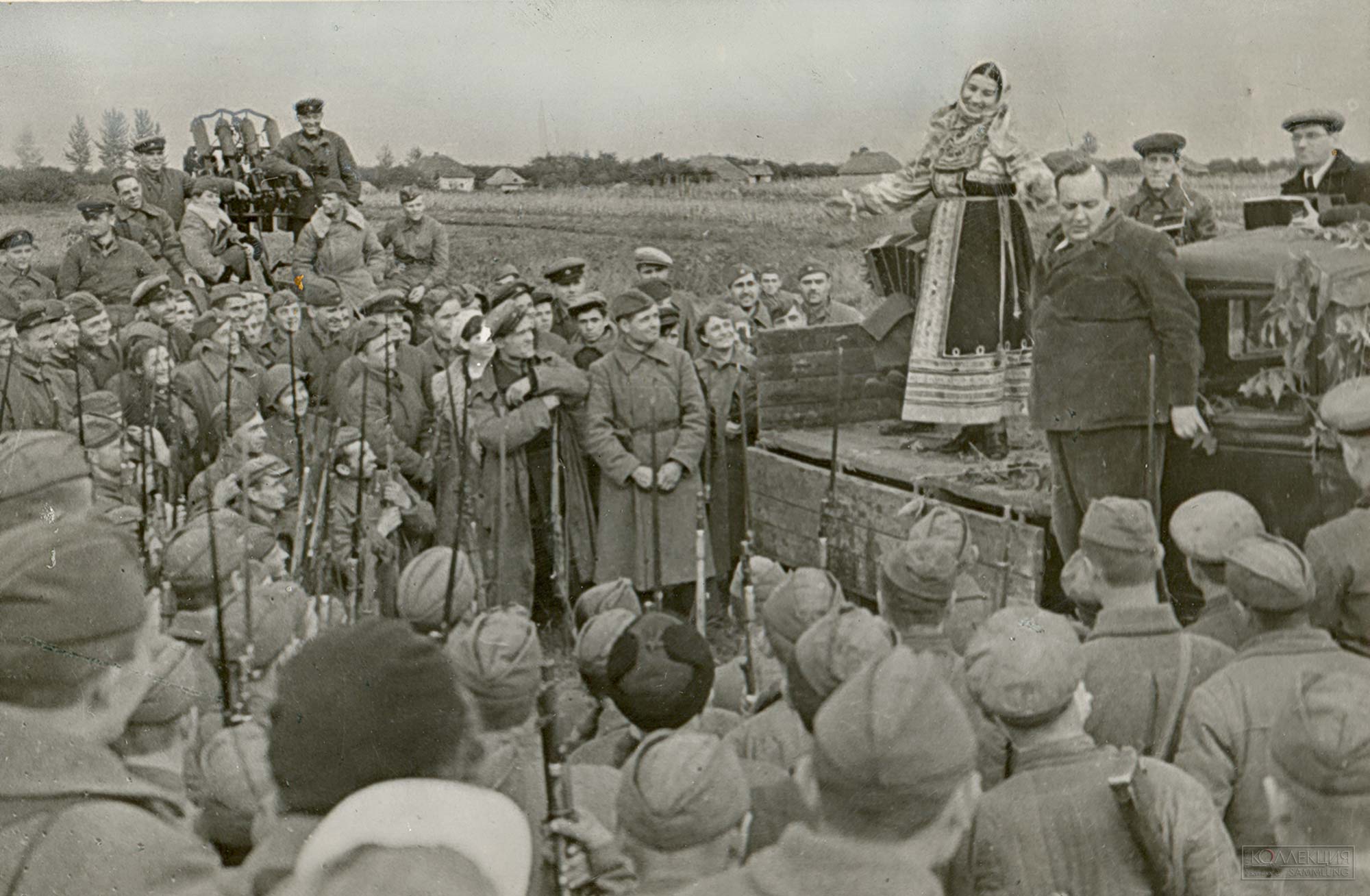 Артистка Л. Русланова выступает перед бойцами на фронте. 1942 г. Фотография. ГА РФ