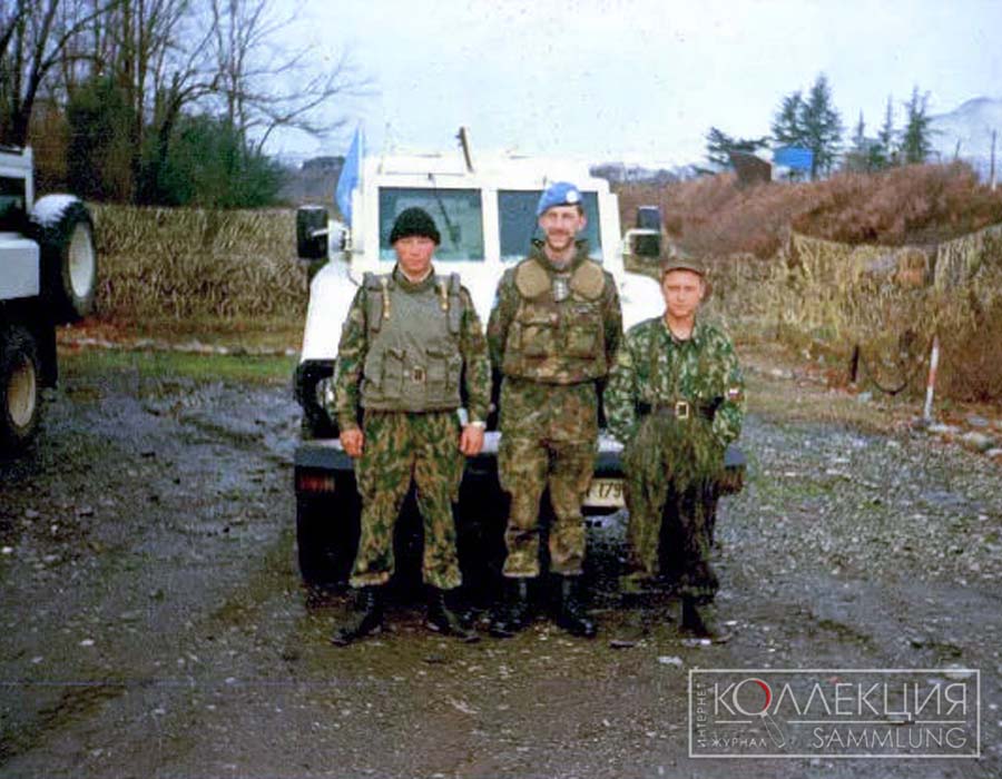 Военный наблюдатель МООНГ и военнослужащие КСМП