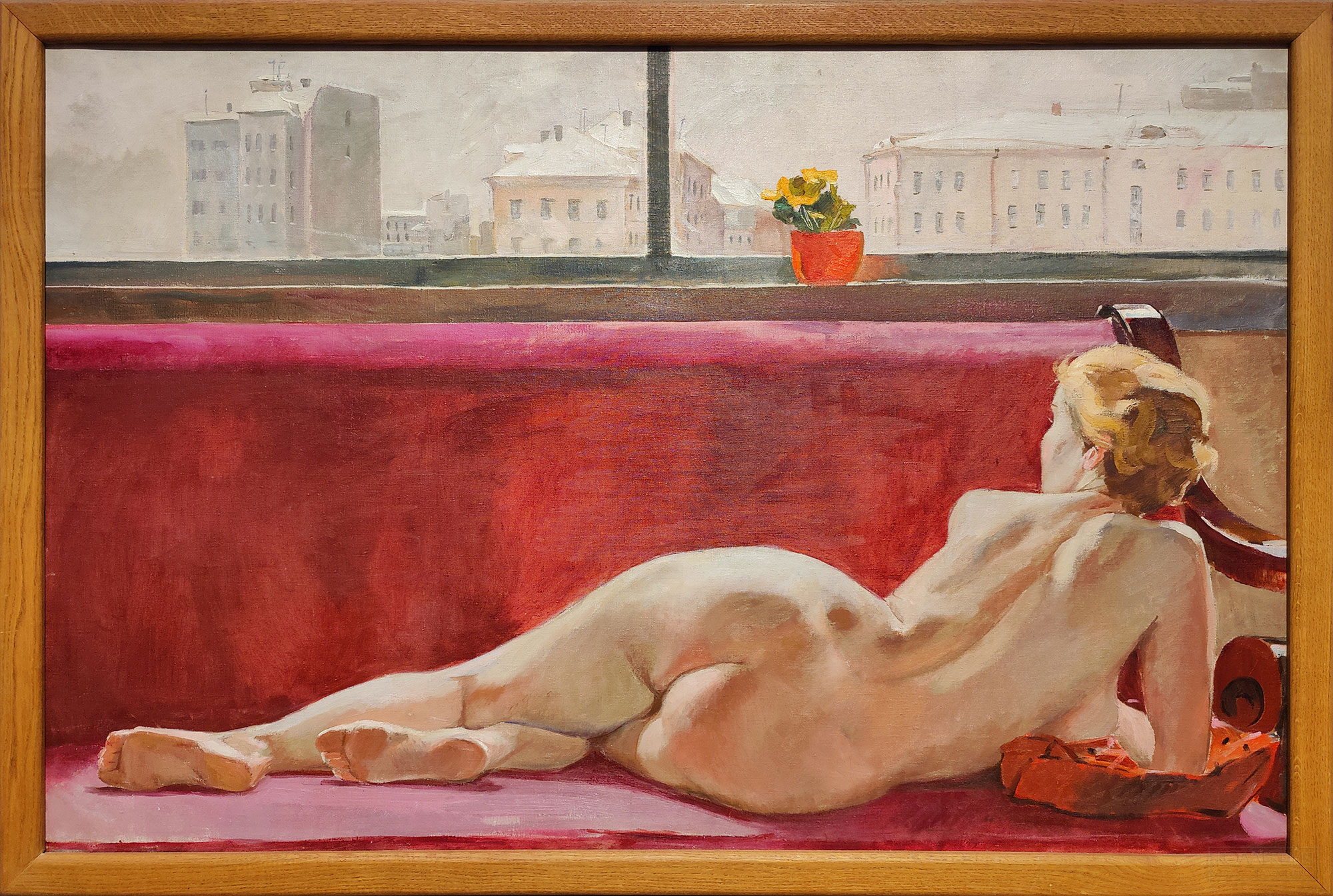 Дейнека А.А. Натурщица. 1936. Холст, масло. Курская государственная картинная галерея имени А.А. Дейнеки. «Иногда форма обаятельна через цвет как неповторимое цветение розовой щеки, как нежнейшие оттенки цвета. Иногда живая форма обаятельна силой мощи, внутренней убеждённостью своего прекрасного существа... Форма прекрасна своей окраской и своими пропорциями», писал Дейнека. На картине изображена знаменитая московская натурщица Ида. Дейнека называл картину «Моя веласкезочка». Работа блистательно продолжает многовековое состязание художников на тему «лежащей Венеры». «Веласкезочка» - сравнение фривольное, но правомерное: художник пользуется той же пластической формулой, что и Веласкес в своей знаменитой работе «Венера с зеркалом», хранящейся в Музее Прадо