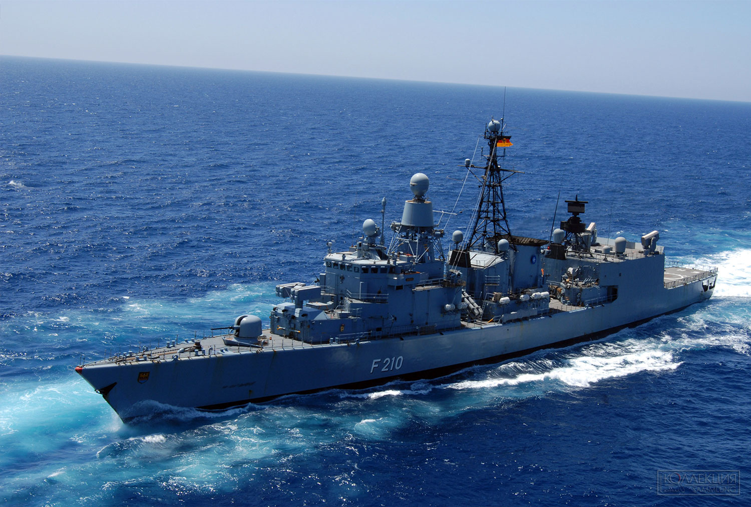 Фрегат Emden F210 носил изображение Железного креста на носовой настройке, а гербы Эмдена украшали нос с обоих бортов корабля