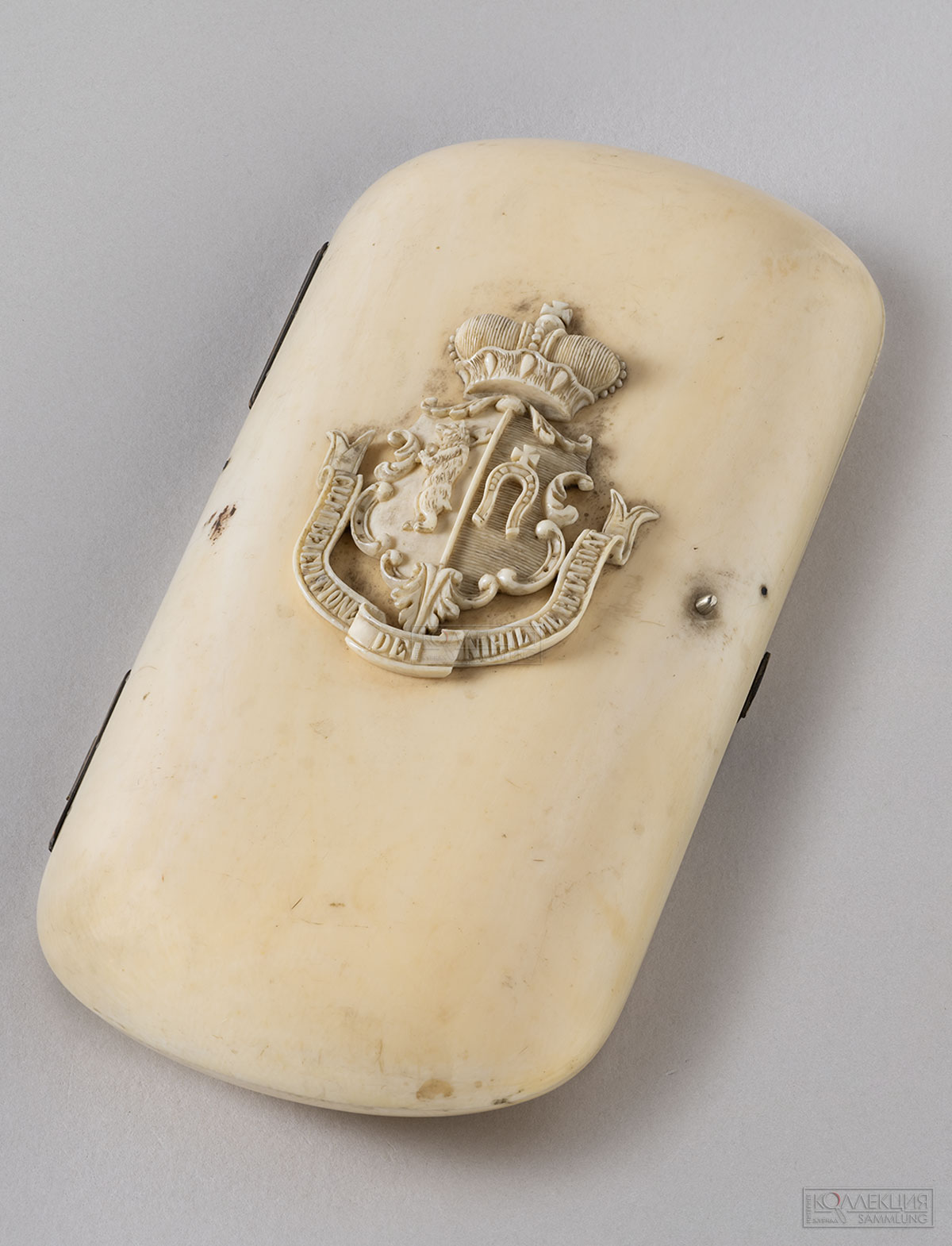 Портсигар с гербом и барельефом. Е.Ф. Шаховской-Глебовой-Стрешневой. Резная кость. 1869 год. (Атрибуция В. Ступака). ГИМ