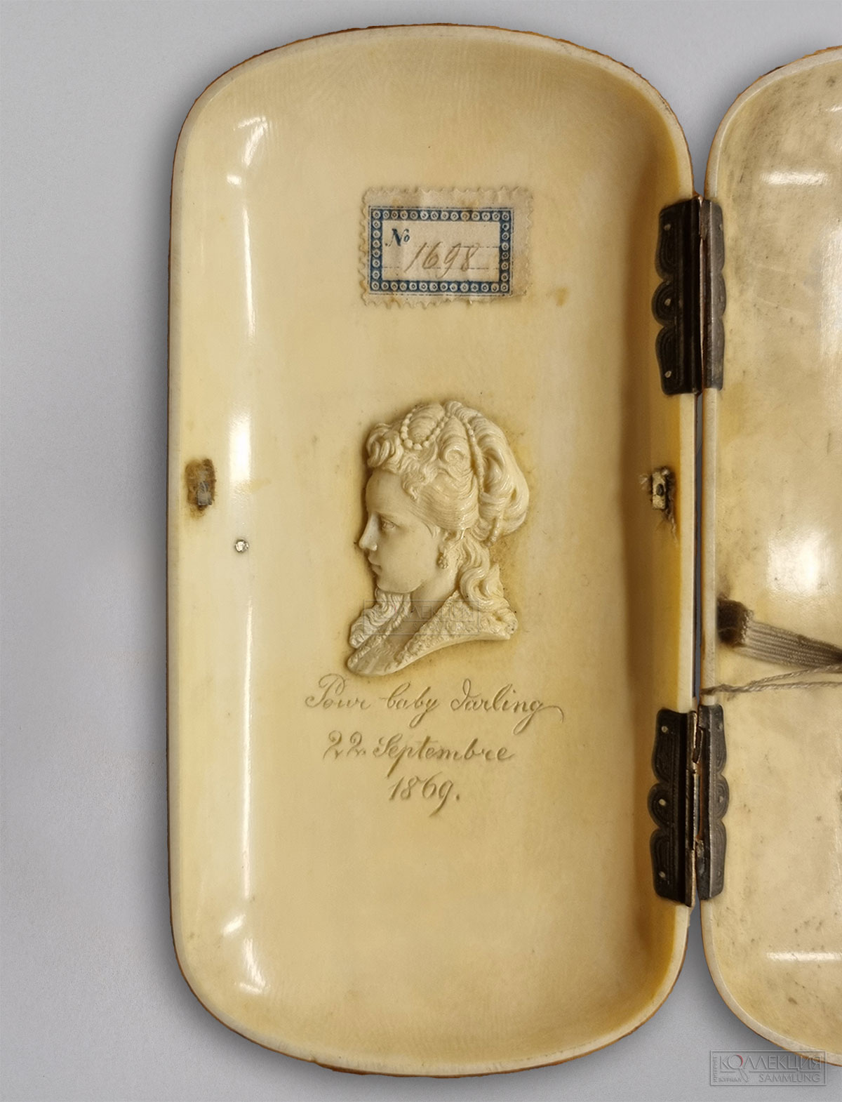 Портсигар с гербом и барельефом. Е.Ф. Шаховской-Глебовой-Стрешневой. Резная кость. 1869 год. (Атрибуция В. Ступака). ГИМ