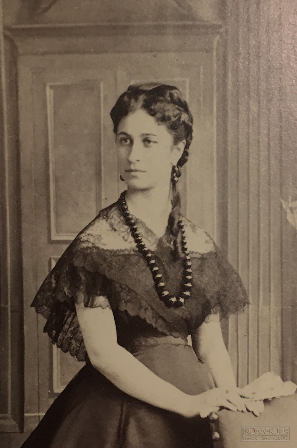 Надар (Г.Ф. Турнашон, фотограф). Портрет неизвестной. Картон, альбуминовый отпечаток. 1870-е гг. ГИМ