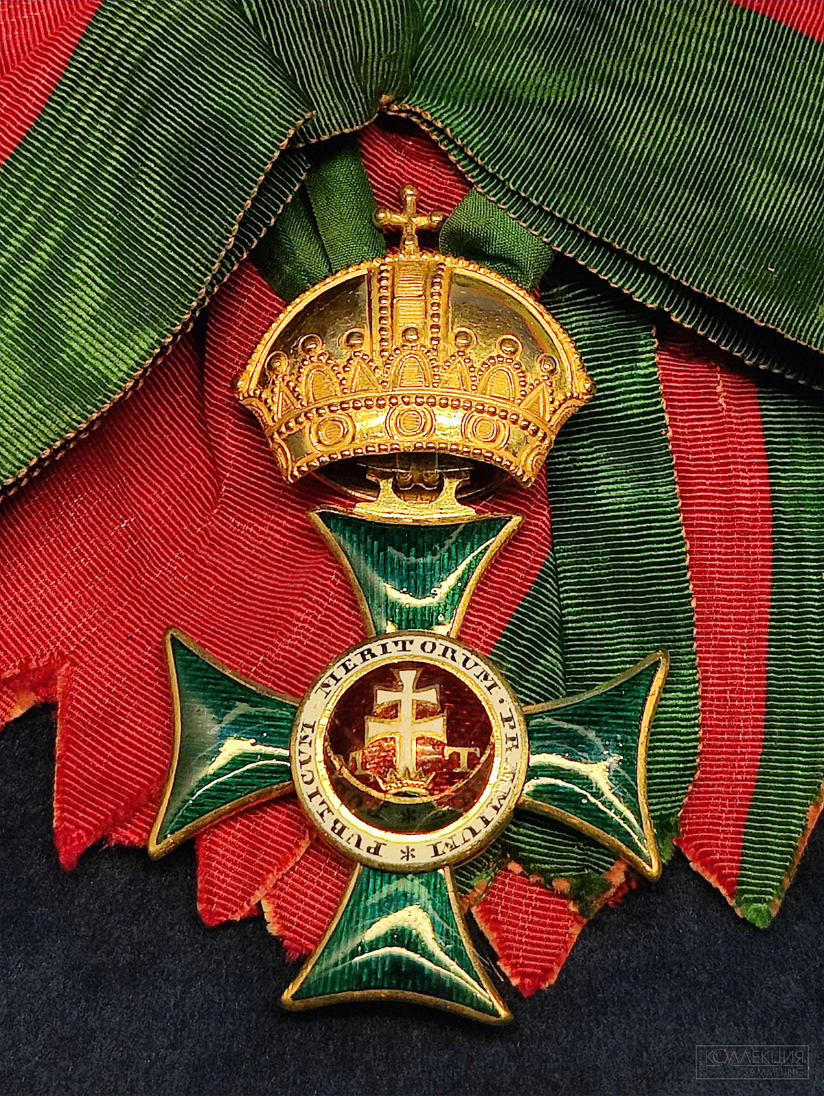 Звезда Королевского Венгерского ордена Св. Стефана. Мастер К. Линдеус. Санкт-Петербург. 1826-1850 гг. Золото, серебро; штамповка, эмаль, гильошировка, монтировка. Музеи Московского Кремля. Звезда Королевского Венгерского ордена Св. Стефана (Большой крест) на ленте. Австрийская империя. Первая четверть ХІХ в. Золото, муар; штамповка, гравировка, эмаль, гильошировка, монтировка, ткачество. Музеи Московского Кремля. Королевский венгерский орден Св. Стефана был учреждён 5 мая 1764 г. императрицей Марией Терезией. Орден получил название в память о патроне Венгрии - святом равноапостольном короле Стефане и предназначался для награждения за заслуги на гражданском поприще. Император Николай I был награждён орденом Св. Стефана после вступления на престол в 1826 г. Впоследствии этим орденом были также награждены императоры Александр II и Александр III.