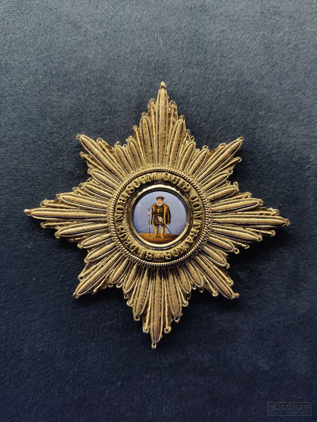 Звезда ордена Заслуг Дома Филиппа Великодушного (шитая). Гессен-Дармштадт. 1840-1841 гг. Серебро, бумага, золотные нити, эмаль, живописная эмаль, золочение, шитьё золотными нитями, монтировка. Музеи Московского Кремля. Орден Заслуг дома Филиппа Великодушного был учреждён 1 мая 1840 г. великим герцогом Людвигом ІІ в память ландграфа Гессенского Филиппа I Смелого, или Великодушного (1504-1567). Незадолго до своей смерти он разделил ландграфство между четырьмя сыновьями, один из которых, Георг I Благочестивый (1547-1596), стал первым ландграфом Гессен-Дармштадтским. Орден первоначально имел три степени. Император Николай I, по всей вероятности, был награждён этим орденом сразу же после его учреждения, в 1840-1841 гг.