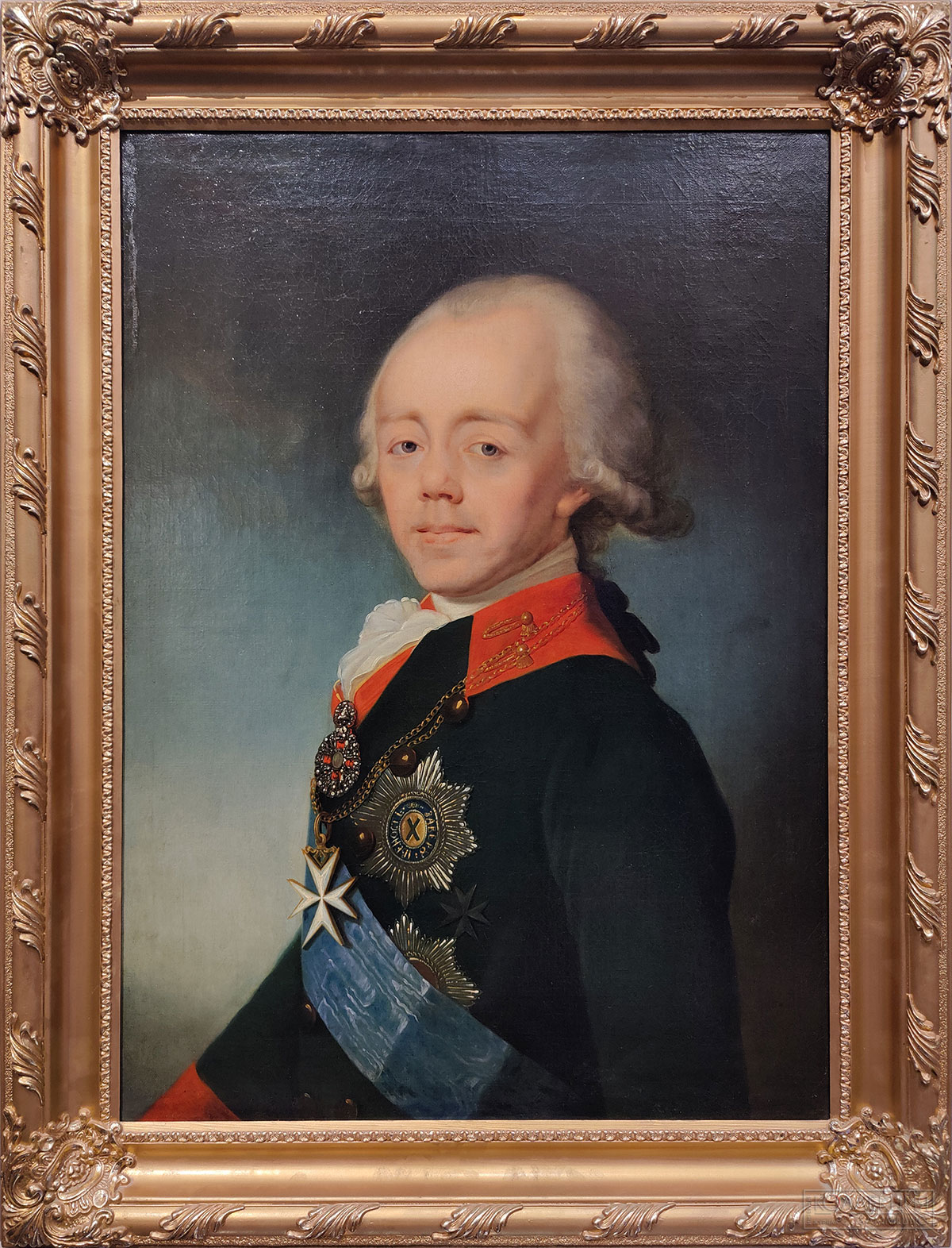 Портрет императора Павла І. Неизвестный художник. 1798-1799 гг. Иконографический тип Ж.Л. Вуаля 1789 г. Холст, масло. ГИМ Павел I (1754-1801), император с 1796 г., сын Петра III и Екатерины ІІ. По вступлении на престол проводил поли-тику укрепления самодержавия и централизации власти. Ограничивал дворянские привилегии. Был убит группой заговорщиков, во главе которых стоял петербургский генерал-губернатор граф П.А. Пален. В семье Павла Петровича и его супруги Марии Федоровны родились десять детей. Екатерина ІІ забирала старших детей от родителей и сама руководила их воспитанием. Младшие дети, в том числе великий князь Николай Павлович, воспитывались в родительской семье. Отец называл их «мои барашки, мои овечки». В воспоминаниях Николая І можно прочесть: «...Мы очень любили отца и обращение его с нами было крайне доброе и ласковое».