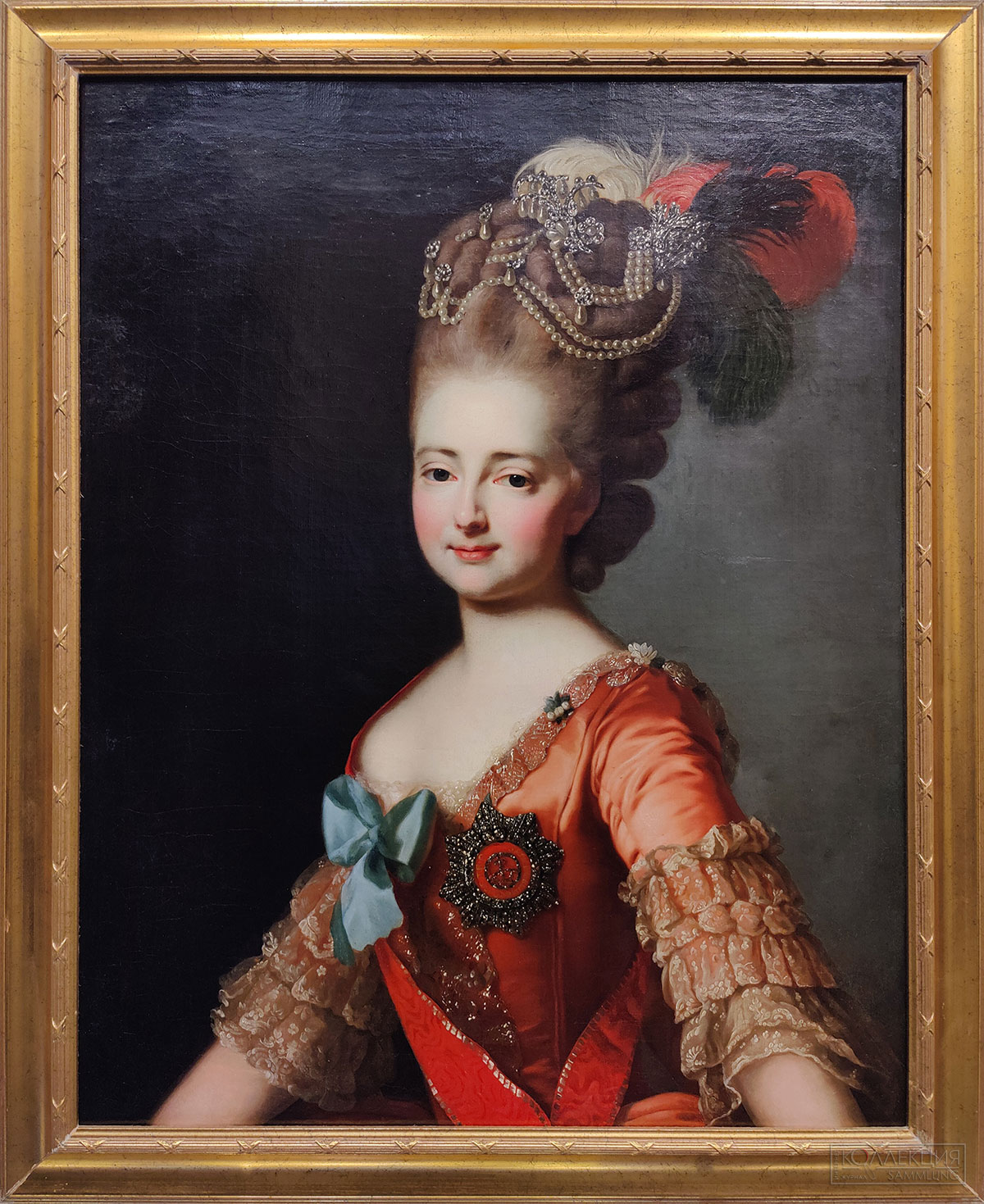 Портрет императрицы Марии Фёдоровны. Неизвестный художник. По оригиналу И.Б. Лампи Старшего. Первая половина XIX в. Холст, масло. ГИМ. Мария Фёдоровна (1759-1828), урождённая принцесса София Мария Доротея Августа Луиза Вюртембергская, вторая супруга великого князя Павла Петровича, с 1796 г. - императрица. После кончины первой жены наследника престола великой княгини Натальи Алексеевны (она умерла родами вместе с первенцем) Екатерина II озаботилась поисками новой невесты для сына. Выбор пал на принцессу Вюртембергскую, которая отличалась крепким здоровьем и спокойным нравом. Вторая супруга родила Павлу Петровичу четырёх сыновей и шесть дочерей. С детьми была достаточно строга. Н.К. Шильдер, биограф Николая І, писал: «Николай и Михаил Павловичи, в первые годы детства, находились со своей Августейшей матерью в отношениях церемонности и холодной учтивости и даже боязни; отношения же сердечные, и притом самые теплые, наступили для них лишь в лета отрочества и юношества».