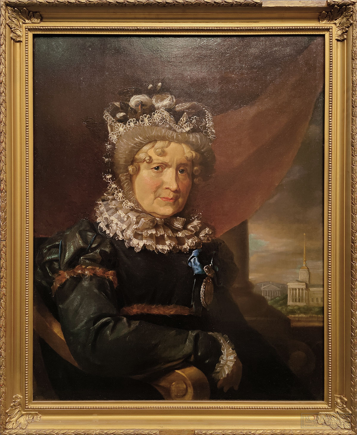 Брюллов И.П. (по оригиналу Дж. Доу 1821). Портрет графини Ш.К. Ливен. Холст, масло. 1831, ухаживающий за детьми. Её попечение над мальчиками продолжалось до 1800 г., когда Николаю было четыре, а Михаилу два года, их главным воспитателем был назначен генерал М.И. Ламздорф. Николай І в воспоминаниях писал о Шарлотте Карловне как об «уважаемой и прекрасной женщине», «которая была всегда образцом неподкупной правдивости, справедливости и привязанности к своим обязанностям и которую мы страшно любили». Став императором, он возвел графиню Ливен в княжеское достоинство с титулом светлости в благодарность за её труды. На полотне Ливен изображена в интерьерах Зимнего дворца, где Николай и Михаил Павловичи подолгу жили в детстве. На груди графини медальон на голубой ленте с портретами вдовствующей императрицы Марии Фёдоровны и императрицы Елизаветы Алексеевны (жены Александра I) — знак отличия статс-дамы.