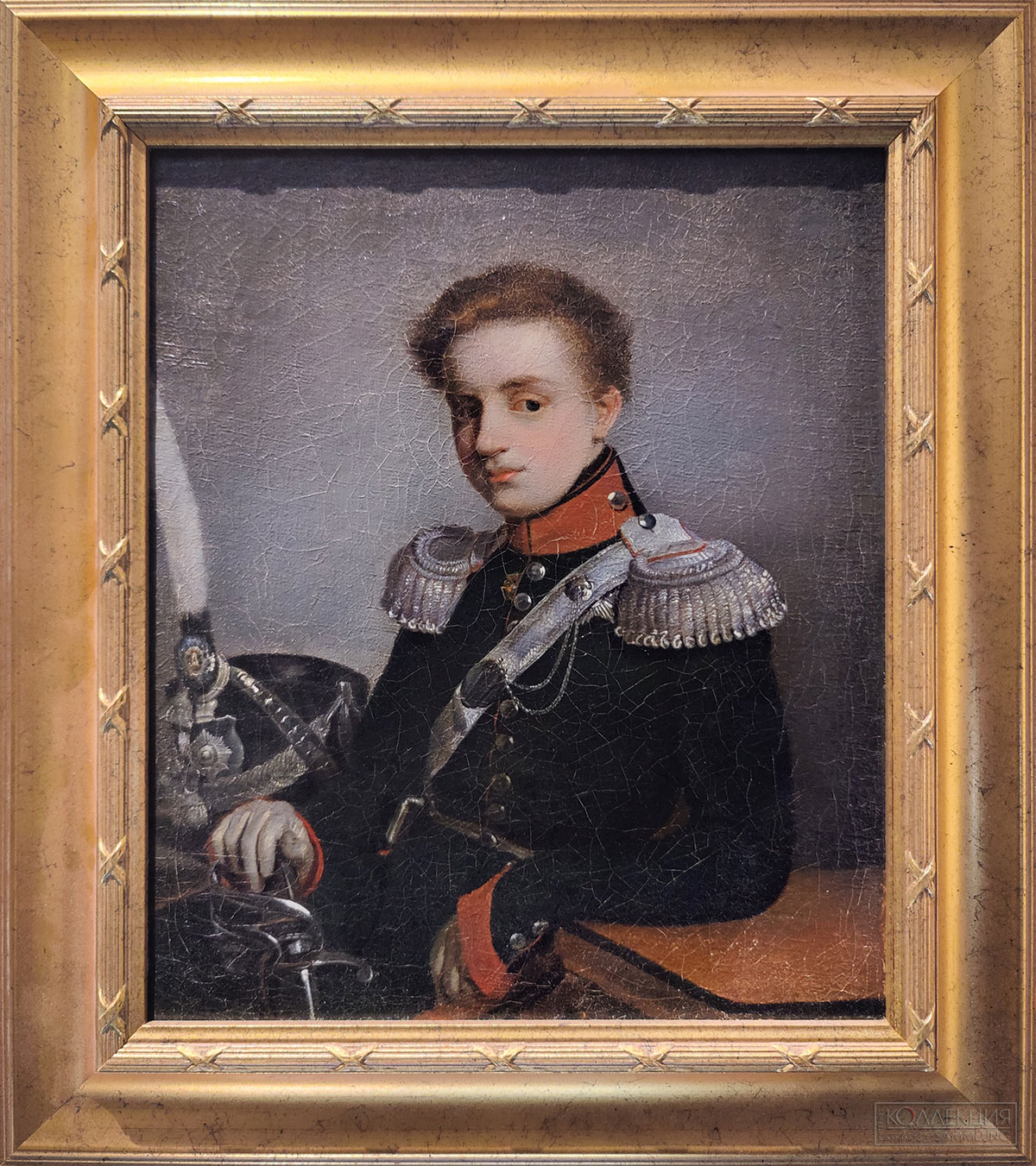 Дж. Доу при участии мастерской. Портрет Великого князя Николая Павловича. 1826. Авторское повторение портрета 1821 г. Холст, масло. Отреставрирован в 2023 г. ГОСНИИР при финансовой поддержке Благотворительного фонда «Лукойл». Великий князь изображен в общегенеральском мундире со знаками орденов Св. Андрея Первозванного, Св. Владимира, Нидерландского льва.