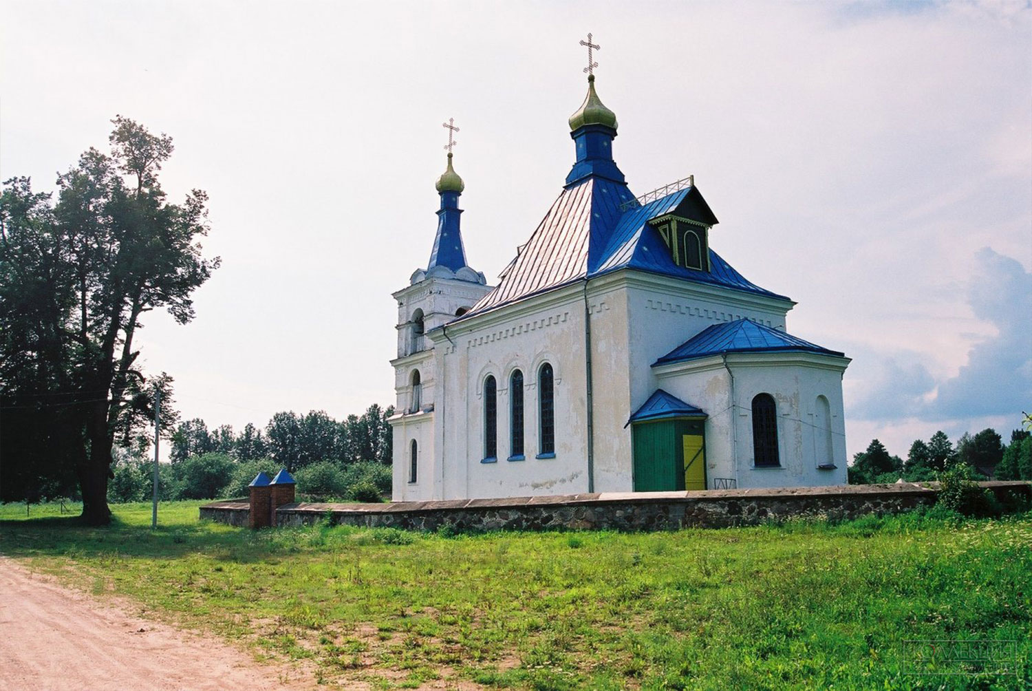 Покровская церковь в деревне Богино, наружный вид. Фото Владимира Богданова 2003 г. и 2005 г.