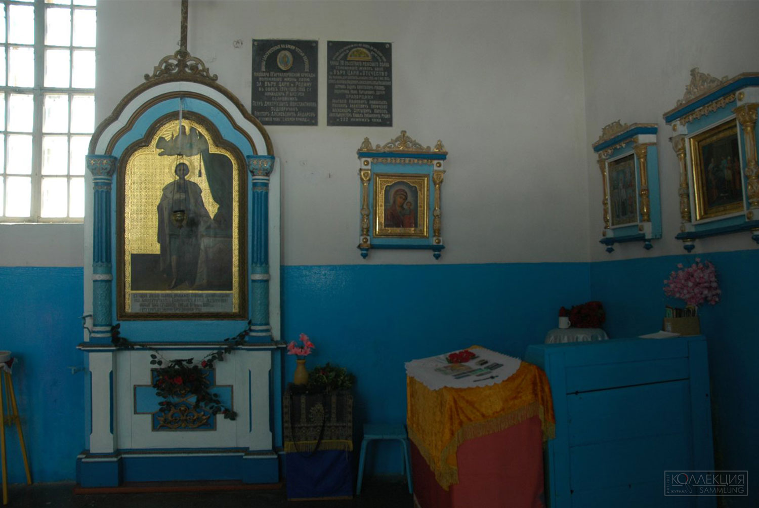 Внутри Покровской церкви в деревне Богино. На стенах размещены памятные доски. Фото Владимира Богданова 2006 г.