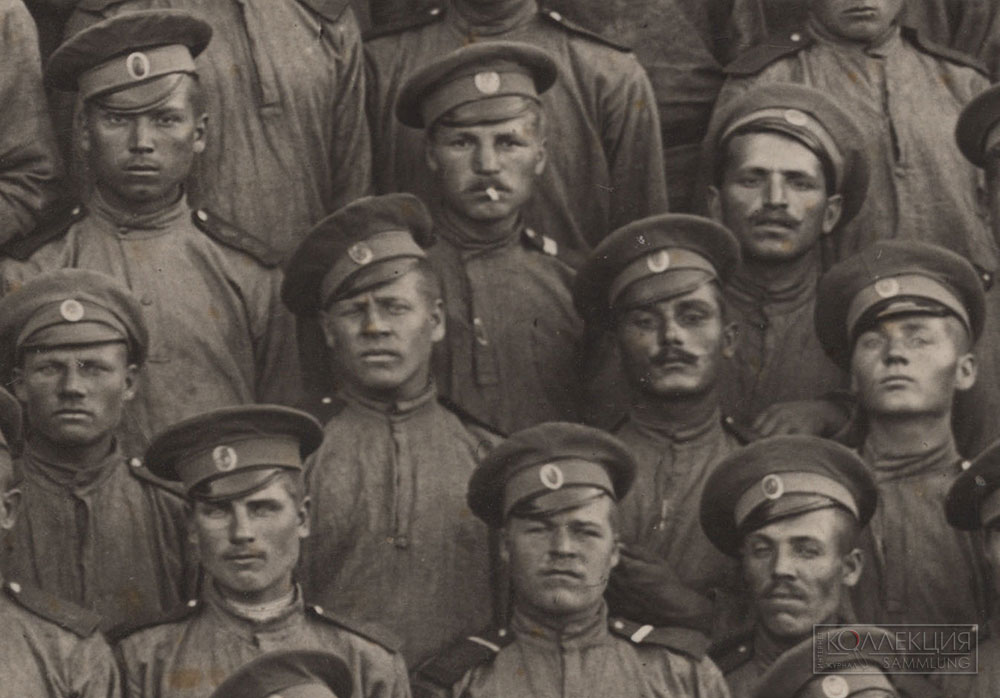 Фрагмент группового снимка с рядовым 6-го пехотного Либавского с папиросой. Некоторые утверждают, что это пятно на снимке. Такая версия тоже имеет право на существование