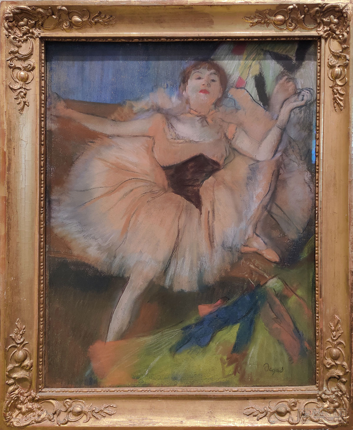 Эдгар Дега (1834-1917). Сидящая танцовщица. Ок. 1879-1880 гг. Бумага, пастель, уголь. Поступление: 1949 г.; ранее в собрании О. Кребса в Хольцдорфе. Инв. № ГР-155-99 Edgar Degas (1834-1917). Seated Dancer. с. 1879-1880. Pastel and charcoal on paper. Acquired in 1949; formerly in the collection of Otto Krebs, Holzdorf