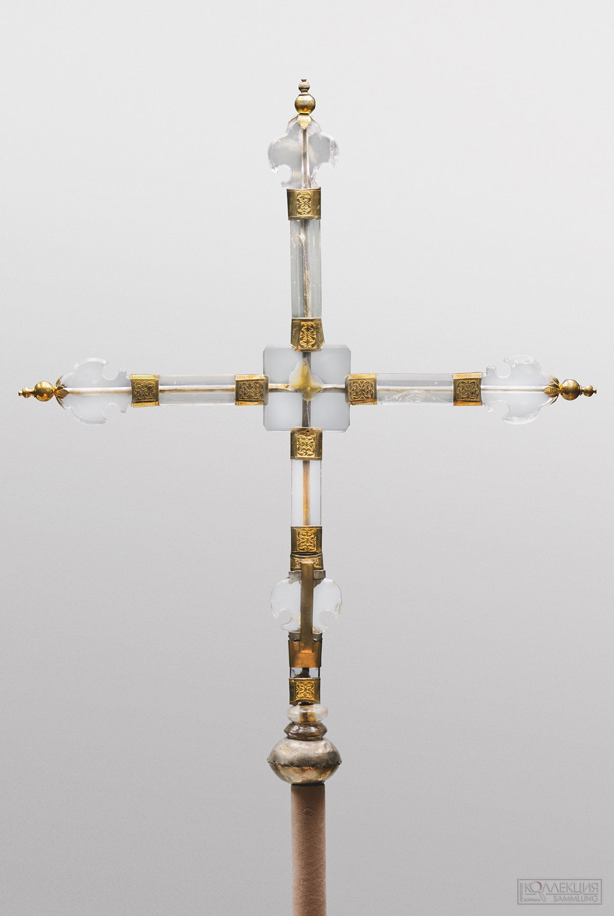 Крест выносной «корсунский». Хрусталь — Западная Европа, XV в. (?); серебряные обкладки — Россия, конец XVI — начало XVII в. Музеи Московского Кремля