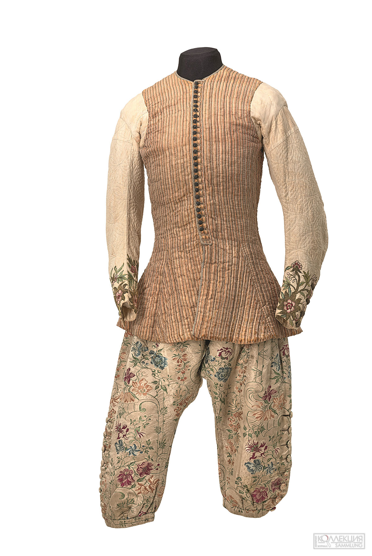Куртка-телогрея, штаны-кюлоты. Государственный Эрмитаж, Санкт-Петербург Куртка-телогрея. Принадлежала царю Петру I Англия, конец XVII — начало XVIII в.; ткань — Персия, Англия. Государственный Эрмитаж, Санкт-Петербург. Штаны-кюлоты. Принадлежали царю Петру I Россия или Западная Европа (?), конец XVII в. — 1710-е гг.; ткань верха — Франция; ткань подкладки — Россия.Государственный Эрмитаж, Санкт-Петербург