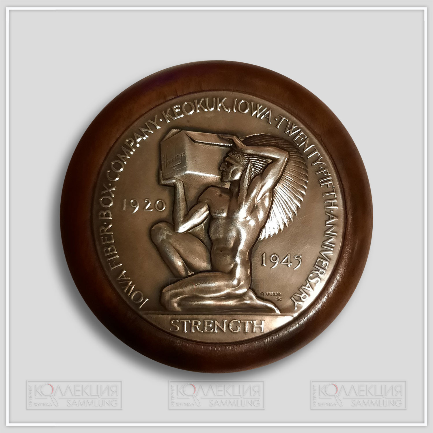 Rene P. Chambellan. Iowa Fiber Box Company 25th Anniversary Medal. Silverplated bronze, 1944. Medallic Art Company (MACo 1944-025). D=63,5 mm (диаметр металлической пластинки), d=86 mm (диаметр деревянной основы). H=30 mm