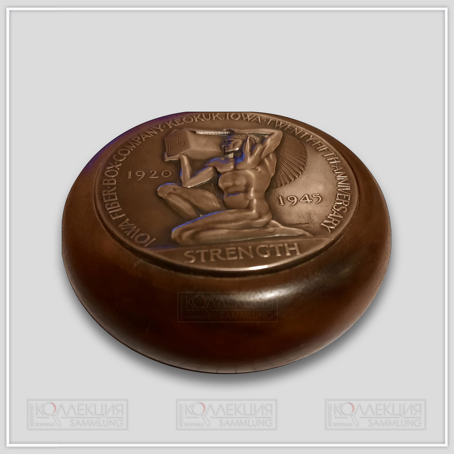 Rene P. Chambellan. Iowa Fiber Box Company 25th Anniversary Medal. Silverplated bronze, 1944. Medallic Art Company (MACo 1944-025). D=63,5 mm (диаметр металлической пластинки), d=86 mm (диаметр деревянной основы). H=30 mm