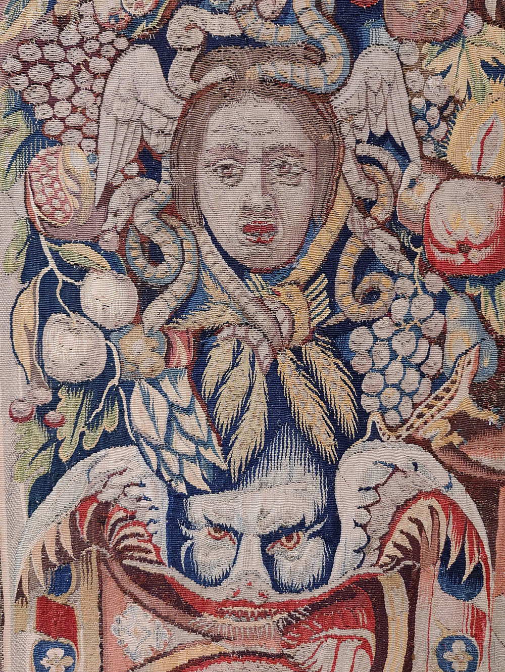 Шпалера "Сад любви". Южные Нидерланды, Брюгге. Конец XVI - начало  XVII века. Шерсть, шёлк; шпалерное ткачество. ГМИИ им. А.С. Пушкина (Фрагмент)