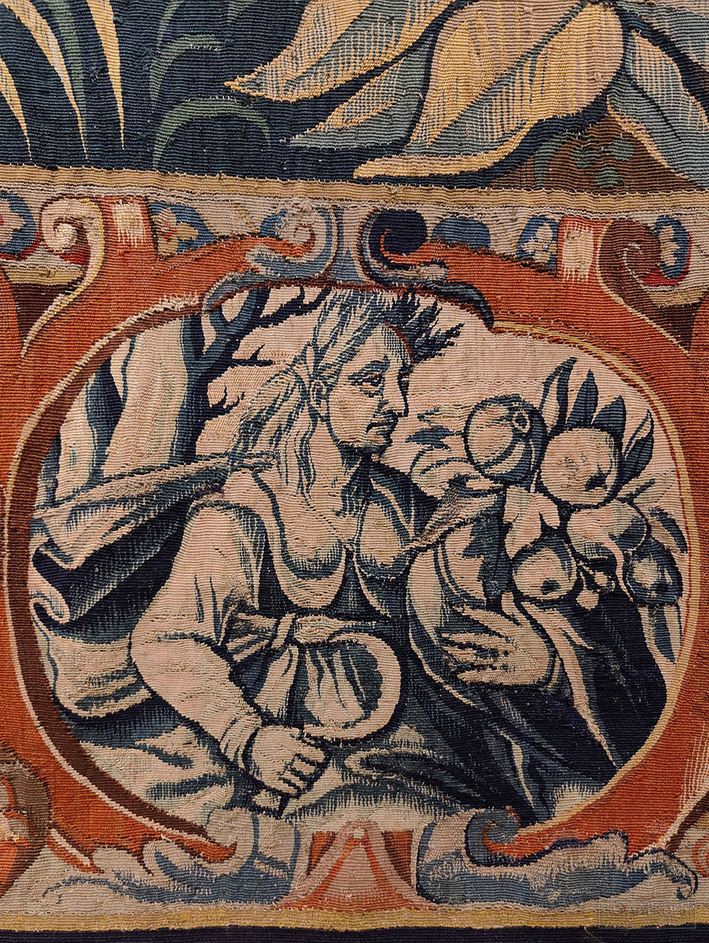 Шпалера "Сад любви". Южные Нидерланды, Брюгге. Конец XVI - начало  XVII века. Шерсть, шёлк; шпалерное ткачество. ГМИИ им. А.С. Пушкина (Фрагмент)