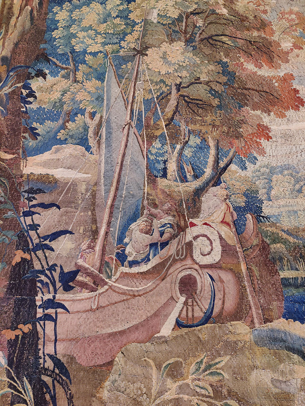 Шпалера "Похищение Хариклеи". Из серии "Теаген и Хариклея". Франция, Париж. Мастерская Рафаэля де ла Планша (работал в 1633-1661). По картону Симона Вуэ (1590-1649). Вторая треть XVII века (после 1634-1635). Шерсть, шёлк; шпалерное ткачество. ГМИИ им. А.С. Пушкина (Фрагмент)