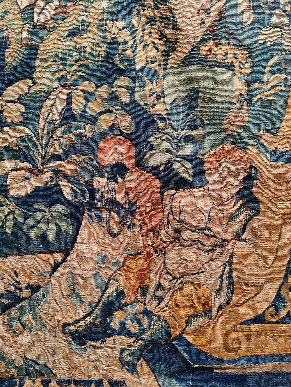 Шпалера "Вердюра" (фрагмент). Южные Нидерланды, Ауденарде. Последняя четверть XVI века. Шерсть, шёлк; шпалерное ткачество. ГМИИ им. А.С. Пушкина (Фрагмент)