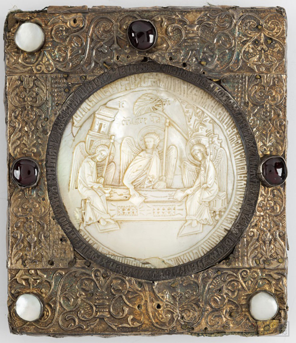 Икона «Святая Троица (Ветхозаветная)» на перламутровой раковине. Конец XVI – начало XVII века. Сольвычегодск. Собрание Архангельского краеведческого музея