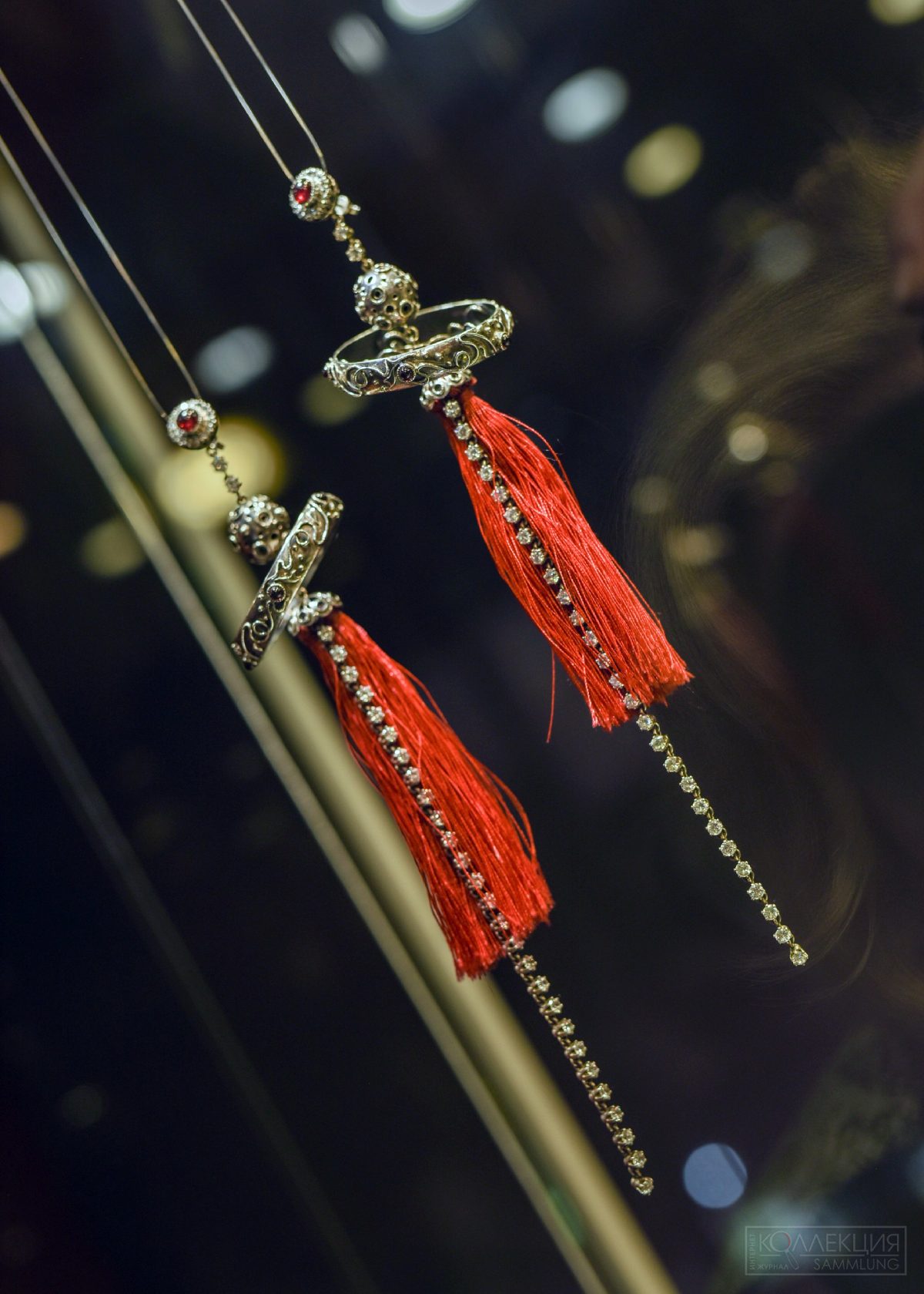 Серьги Альмандины. 1998. Серебро, фианит, альмандин, шёлковые нити.