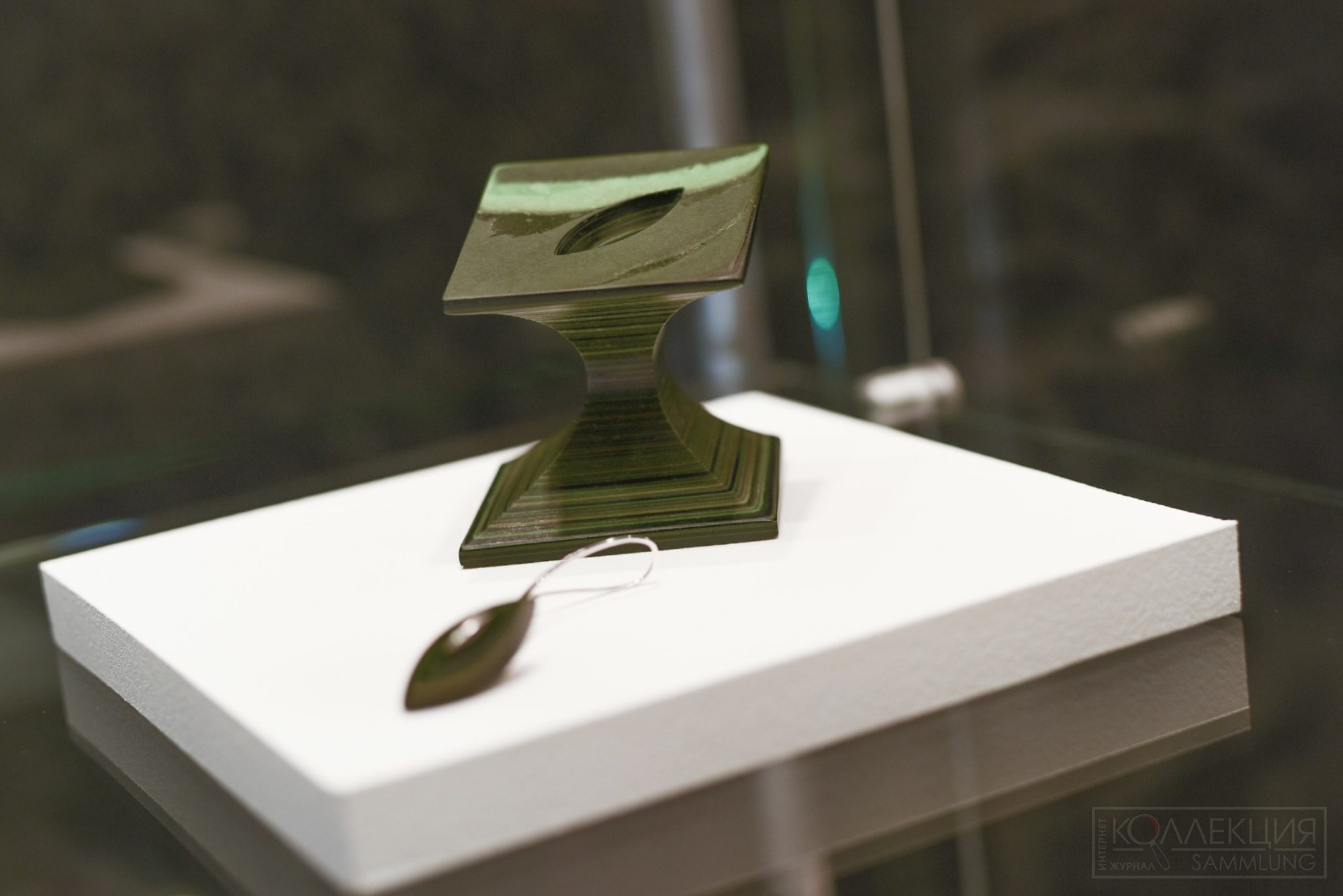 Сет интерьерные украшения - моносерьга Яблоко познания. 2024. Серебро, бумага, акрил