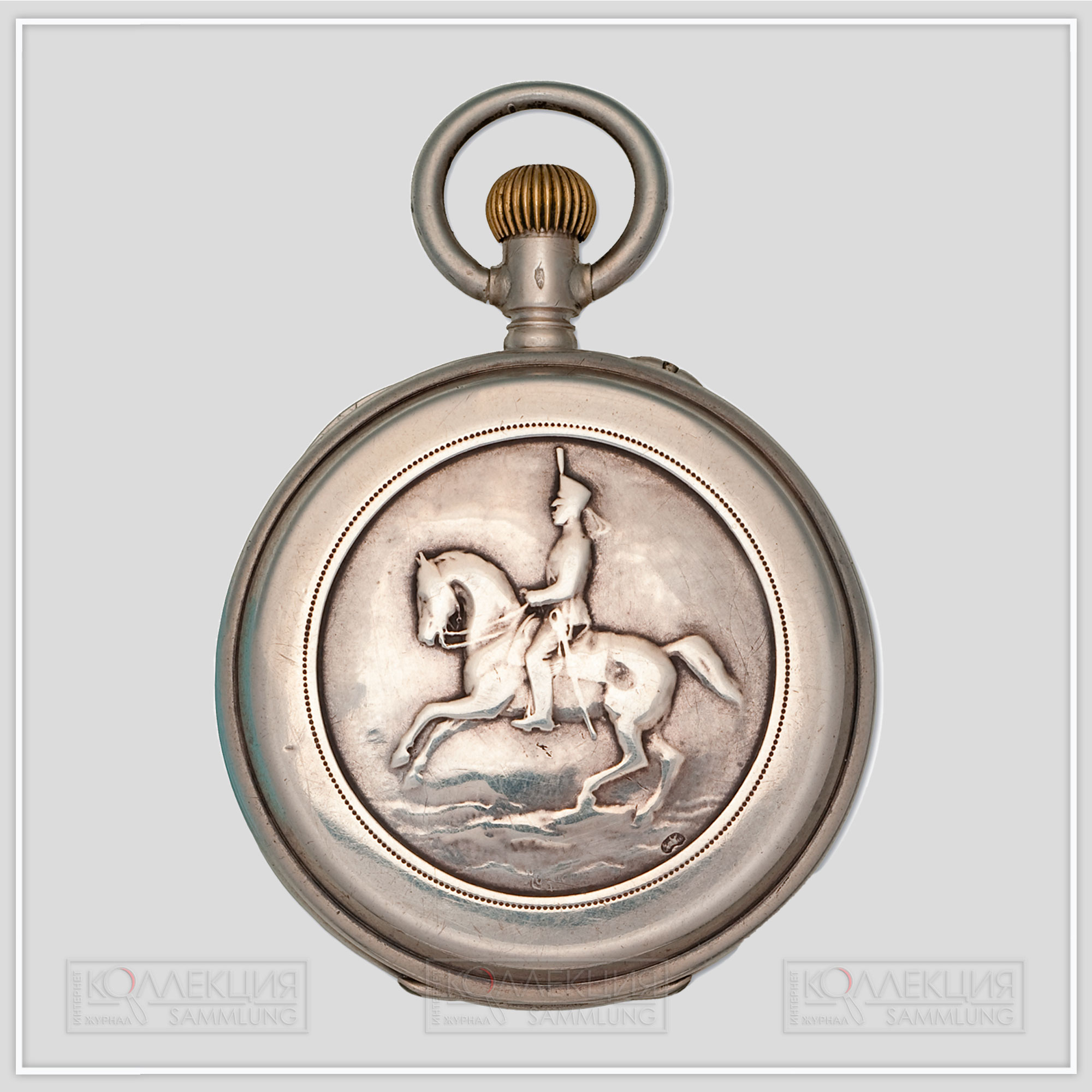 Серебряные закрытого типа (трёхкрышечные). Павел Буре. Тип корпуса «барабан» (drum), размер 50 мм, ремонтуар. На верхней крышке выпуклое штампованное изображение гвардейского драгуна в кивере, с шашкой. Наличие кивера и отсутствие винтовки натолкнула меня на мысль, что часы предназначены для гвардейского запасного полка, так как другие гвардейские полки имели часы со своим рисунком