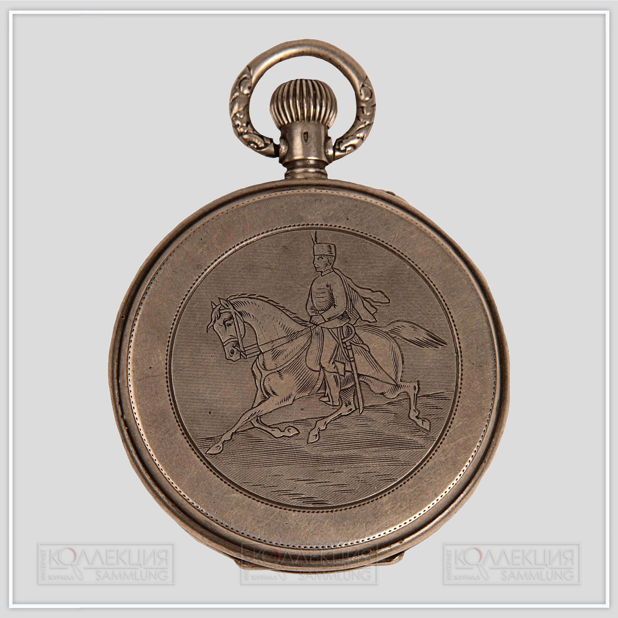 Серебряные закрытого типа (трёхкрышечные). Тип корпуса «барабан» (drum), с гильоше, размер 50 мм, ремонтуар. На верхней крышке гравированное изображение гвардейского гусара