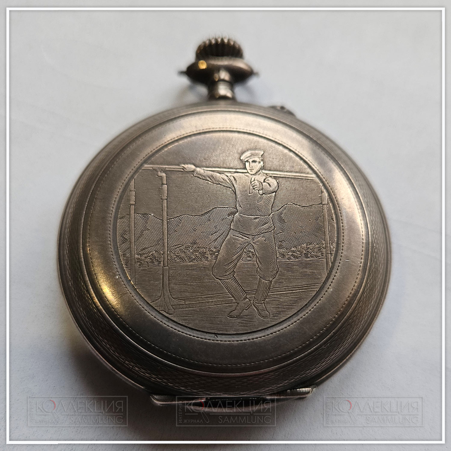 Серебряные закрытого типа (трёхкрышечные), Генрих Кан. Тип корпуса «мыло» (savonnette), гладкие,  размер 55 мм, ремонтуар. На верхней крышке нанесено штампованное изображение солдата у брусьев