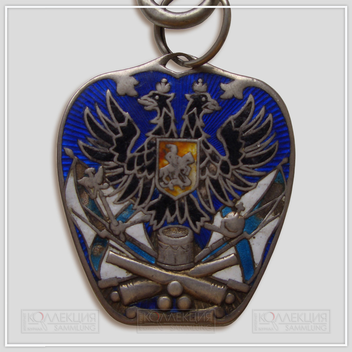 Интересный призовой жетон за гимнастику. Неизвестная мастерская, серебро 900 пробы (Европа), эмаль, начало XX века. На жетоне изображены символы Русской Армии, орел изображен времен Николая I, но год выдачи уже времен Николая II. Здесь  https://sammlung.ru/?p=74751 можно кратко ознакомиться с особенностями государственного герба Российской империи