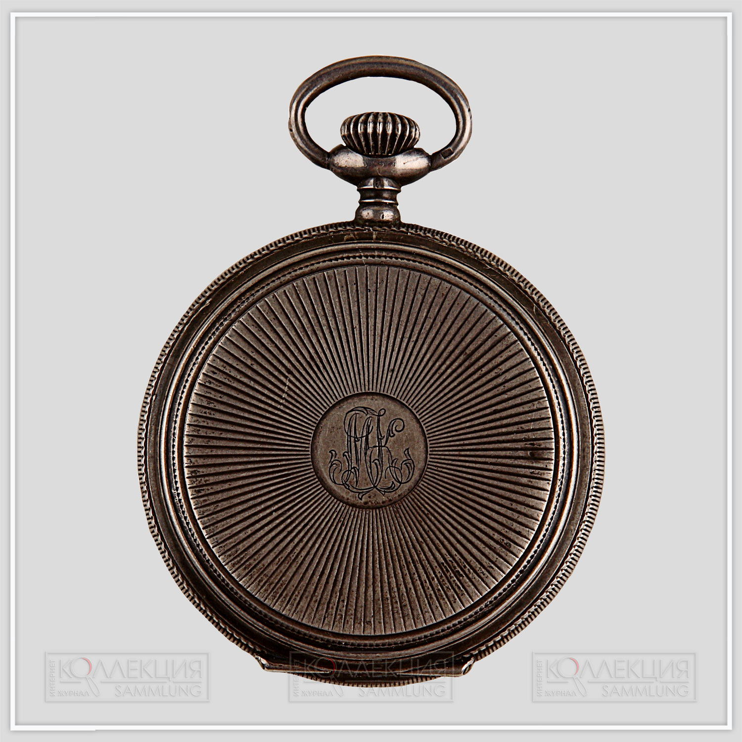 Часы карманные призовые, без специального рисунка, швейцарская фирма «Corgemont watch», начало ХХ века, штамп, гравировка. На внутренней стороне верхней крышке гравированная надпись: «1-й приз за бой на эспадронах*, младший унтер-офицер Максим Кириллов, 4-го Уланского Харьковского полка».    *  Эспадрон - тупая сабля или палаш, употребляется вместо настоящего оружия при обучении фехтованию