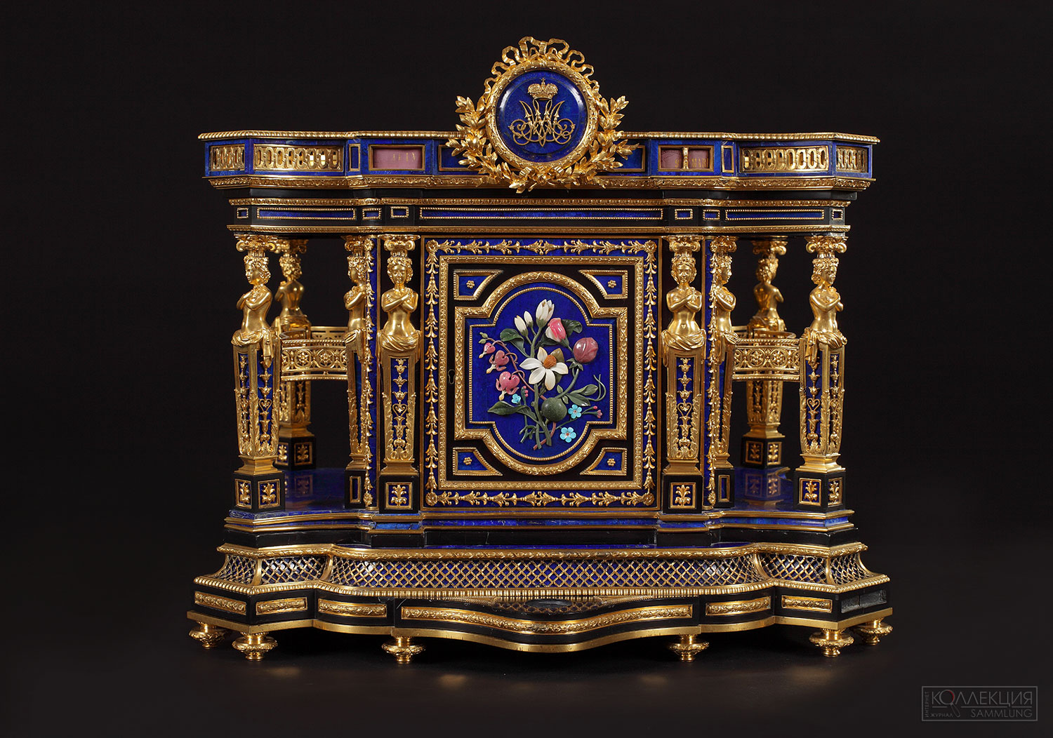 Секретер настольный. Россия, Санкт-Петербург, Петергофская гранильная фабрика, фирма «Никольс и Плинке». 1862. Бронза, лазурит, яшма, кахолонг, бирюза, мрамор, родонит; литье, чеканка, золочение, мозаика, резьба. Царское Село