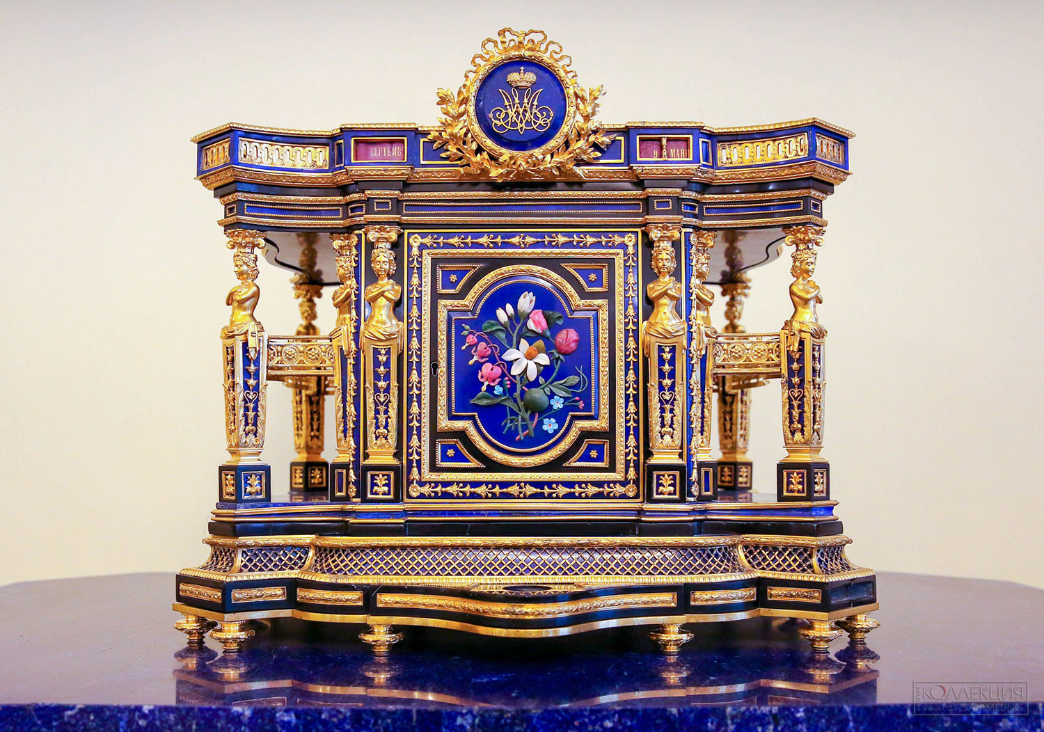 Секретер настольный. Россия, Санкт-Петербург, Петергофская гранильная фабрика, фирма «Никольс и Плинке». 1862. Бронза, лазурит, яшма, кахолонг, бирюза, мрамор, родонит; литье, чеканка, золочение, мозаика, резьба. Царское Село