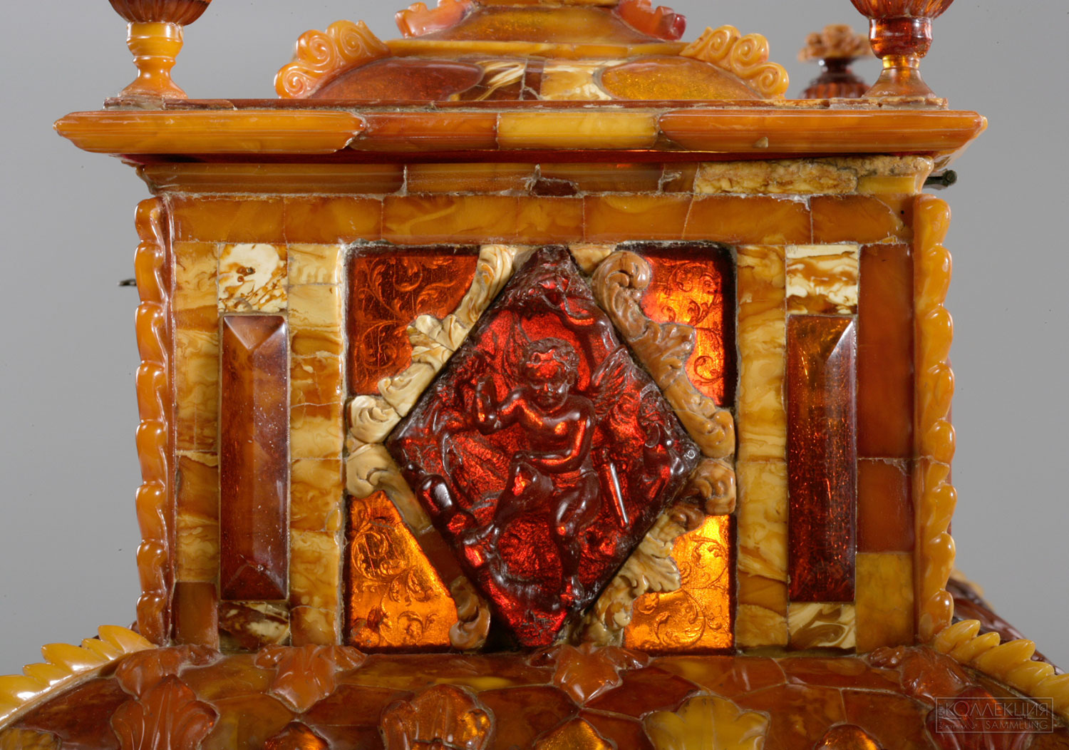 Турау Г. Ларец с фигурой Венеры и Амура на крышке. Гданьск (Данциг). 1705. Янтарь, дерево, фольга, металл; резьба, гравировка, инталийная резьба, эгломизе, полировка, золочение. Царское Село