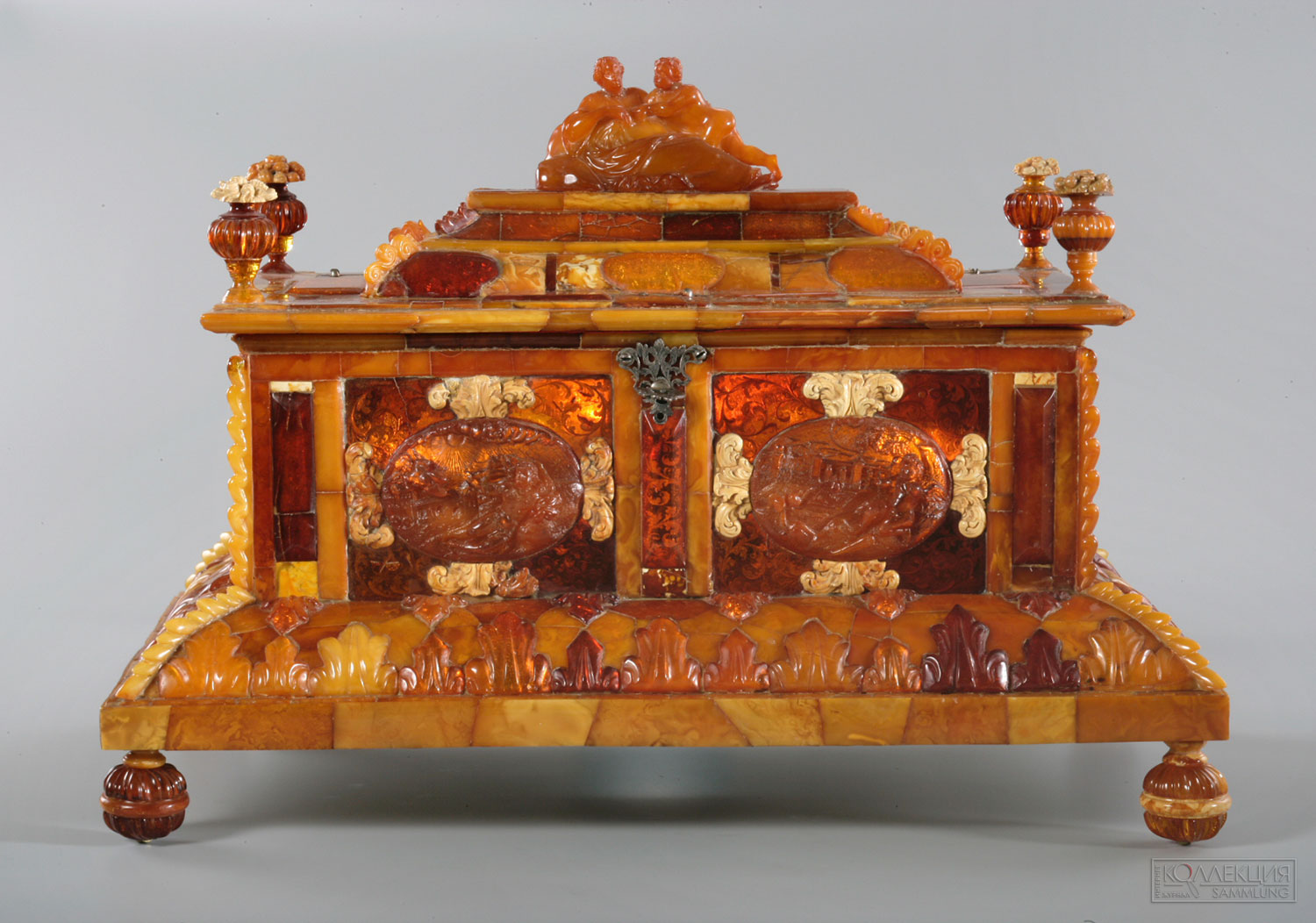 Турау Г. Ларец с фигурой Венеры и Амура на крышке. Гданьск (Данциг). 1705. Янтарь, дерево, фольга, металл; резьба, гравировка, инталийная резьба, эгломизе, полировка, золочение. Царское Село