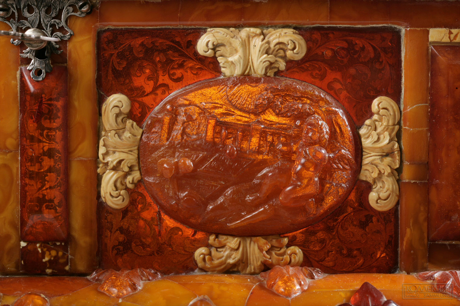 Турау Г. Ларец с фигурой Венеры и Амура на крышке. Гданьск (Данциг). 1705. Янтарь, дерево, фольга, металл; резьба, гравировка, инталийная резьба, эгломизе, полировка, золочение. Царское Село