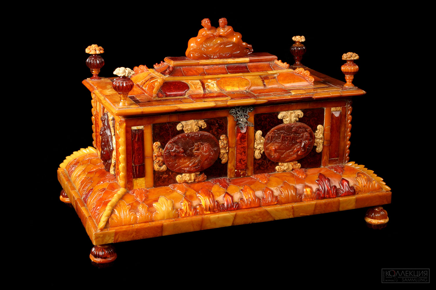 Турау Г. Ларец с фигурой Венеры и Амура на крышке. Гданьск (Данциг). 1705. Янтарь, дерево, фольга, металл; резьба, гравировка, инталийная резьба, эгломизе, полировка, золочение. Царское Село