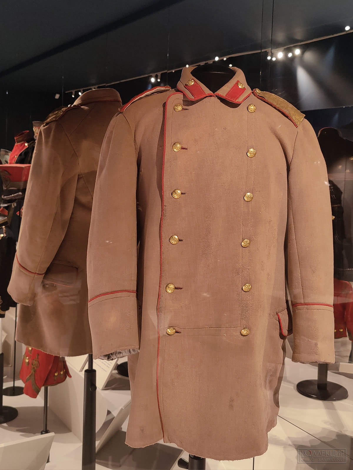 Полупальто Л.-Гв. Преображенского полка с погонами генерал-майора. Россия, до 1894 г. Сукно, металл, галун позолоченный, нить посеребрённая, ткань шерстяная; сшивка, штамповка, плетение, золочение, серебрение, шитьё. Принадлежало императору Александру III