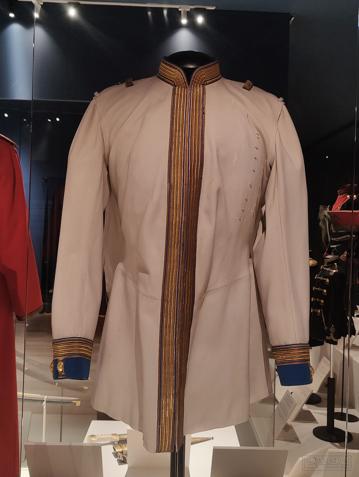 Колет офицера Л.-Гв. Кирасирского Ея Величества полка. Россия, Санкт-Петербург, до 1894 г. Сукно, металл, галун позолоченный, шёлк, ткань шерстяная; сшивка, штамповка, плетение, золочение. Принадлежал императору Александру III