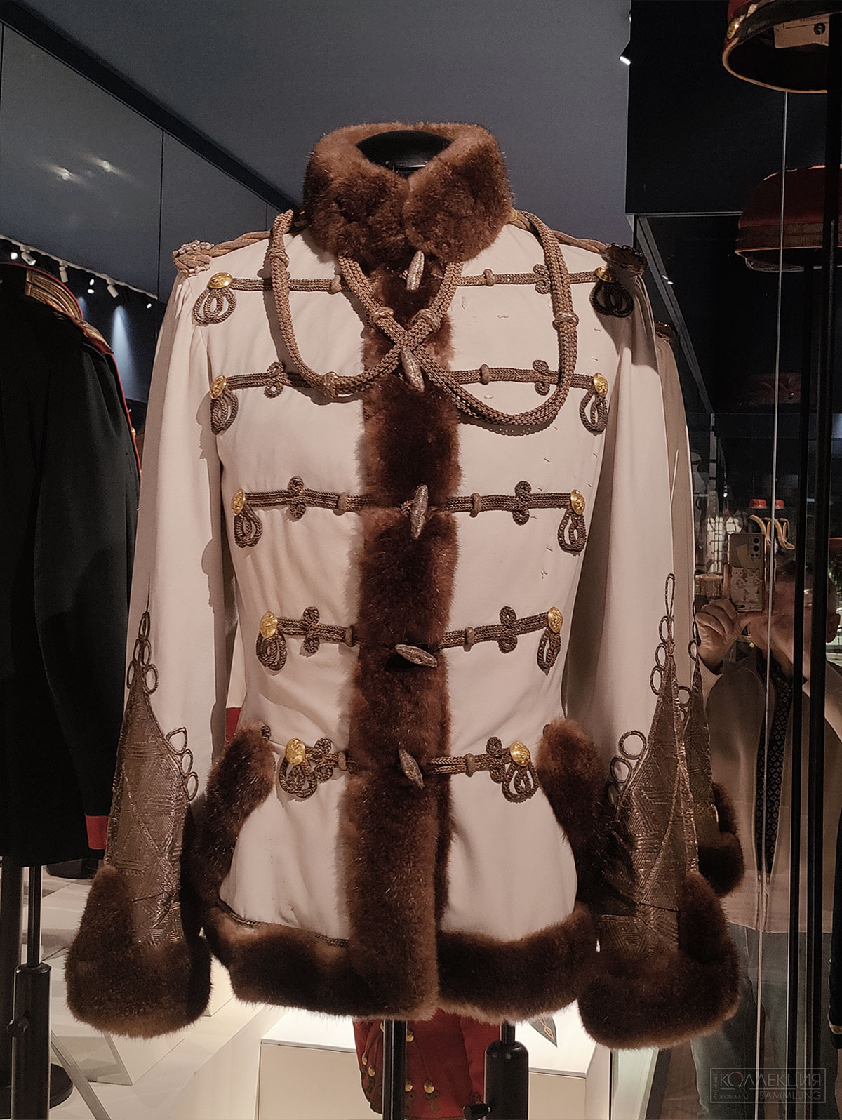 Форма генерал-фельдмаршала Л.-Гв. Гусарского Его Величества полка: ментик, жгуты. Россия, Санкт-Петербург (?), 1879 г. сукно, мех бобра (?), шнур позолоченный, сутаж позолоченный, галун позолоченный, металл, саржа шёлковая, канаус; сшивка, штамповка, плетение, золочение. Принадлежал императору Александру II