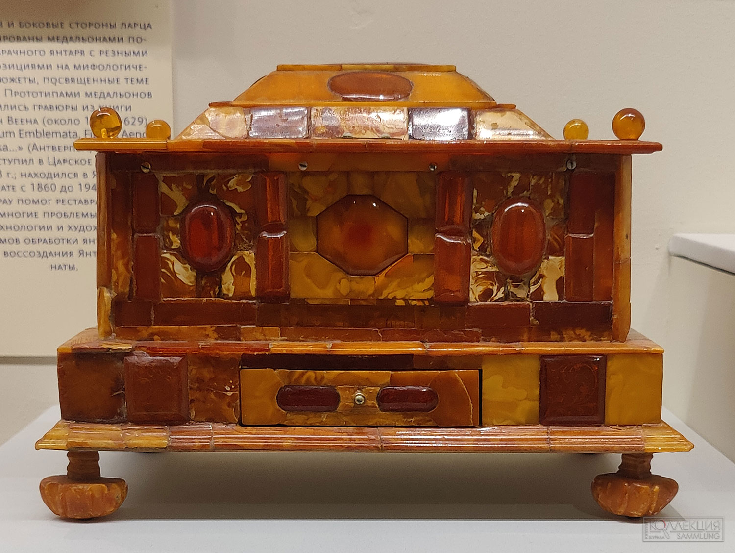 Ларец. Гданьск (Данциг). Последняя четверть XVII в. Янтарь, дерево, фольга, металл; резьба, гравировка, инталийная резьба, эгломизе, полировка, золочение. Находился в янтарной комнате с 1860 до 1941 г.