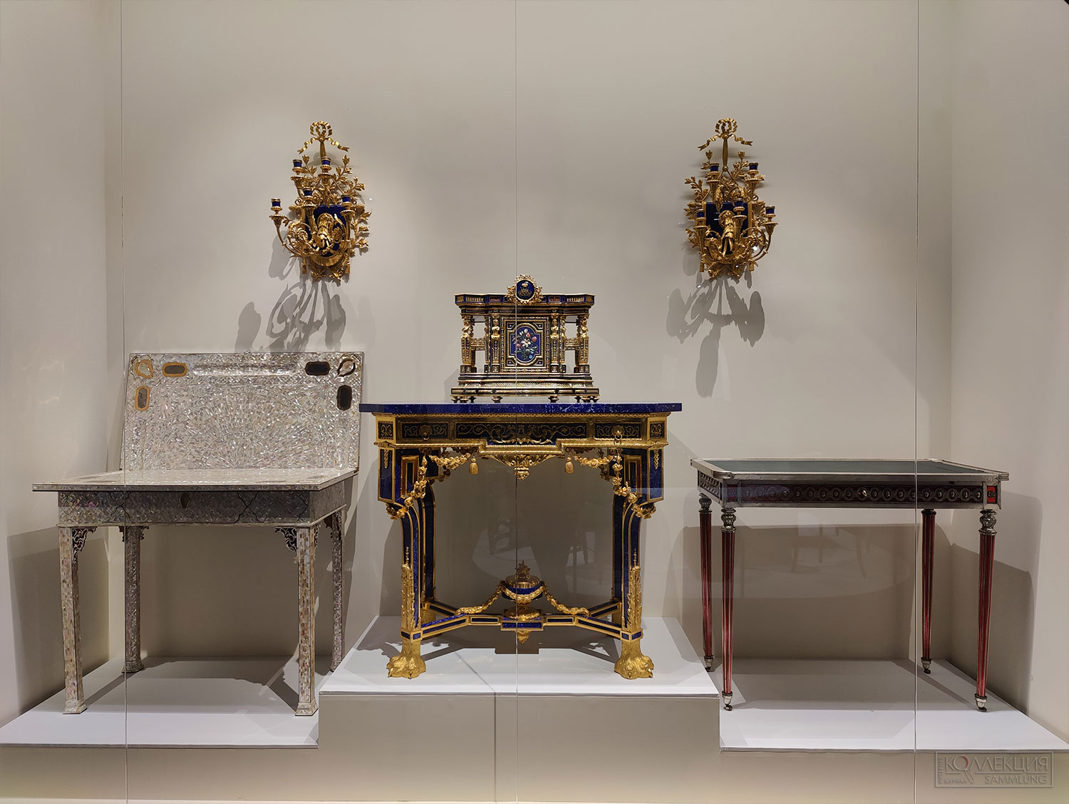 Секретер настольный. Россия, Санкт-Петербург, Петергофская гранильная фабрика, фирма «Никольс и Плинке». 1862. Бронза, лазурит, яшма, кахолонг, бирюза, мрамор, родонит; литье, чеканка, золочение, мозаика, резьба. Царское Село