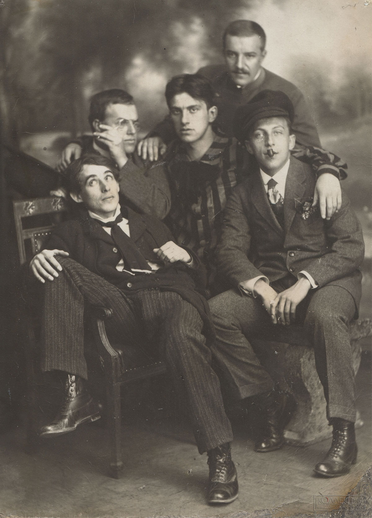 Группа кубофутуристов «Гилея». Санкт-Петербург. 1913. Слева направо: А.Е. Крученых, Д.Д. Бурлюк, В.В. Маяковский, Н.Д. Бурлюк, Б.К. Лившиц. Государственный музей В.В. Маяковского